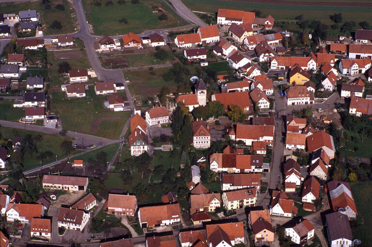 Historische Luftbildaufnahme von Bad Urach-Hengen