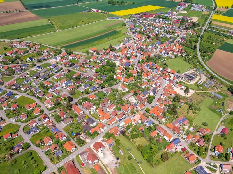 Luftbildaufnahme von Bad Urach-Hengen