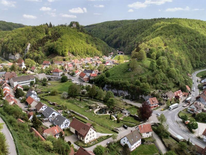 Luftbildaufnahme von Bad Urach-Seeburg