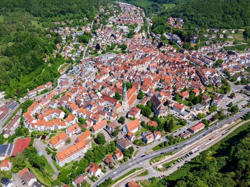 Luftbildaufnahme von Bad Urach. Darauf zu sehen ist unter anderem die Kirche St. Amandus.