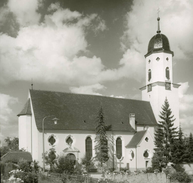 Historische Schwarzweißfotografie der Sankt Martinskirche in Engstingen-Großengstingen