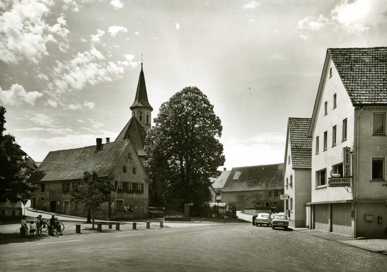 Historische Schwarzweißfotografie der Ortsmitte von Kleinengstingen