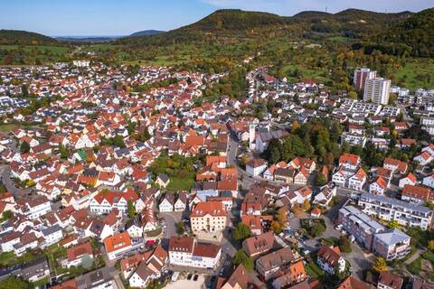 Luftbildaufnahme von Eningen unter Achalm