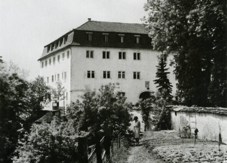 Historische Schwarzweißfotografie von Schloss Grafeneck, das im Dritten Reich als Tötungsanstalt genutzt wurde.