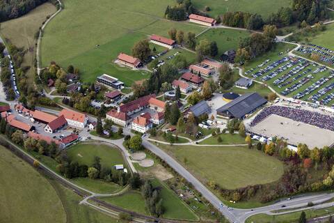 Luftbildaufnahme von Gomadingen-Marbach. Darauf zu sehen ist das Haupt- und Landgestüt Marbach.