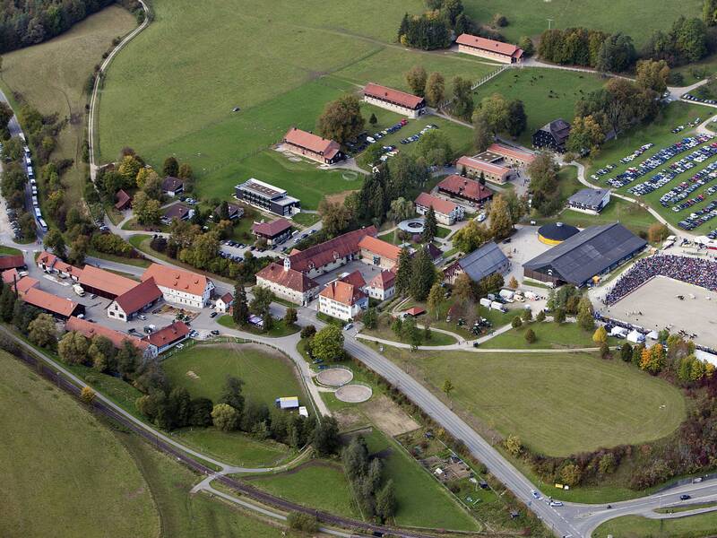 Luftbildaufnahme von Gomadingen-Marbach. Darauf zu sehen ist das Haupt- und Landgestüt Marbach.
