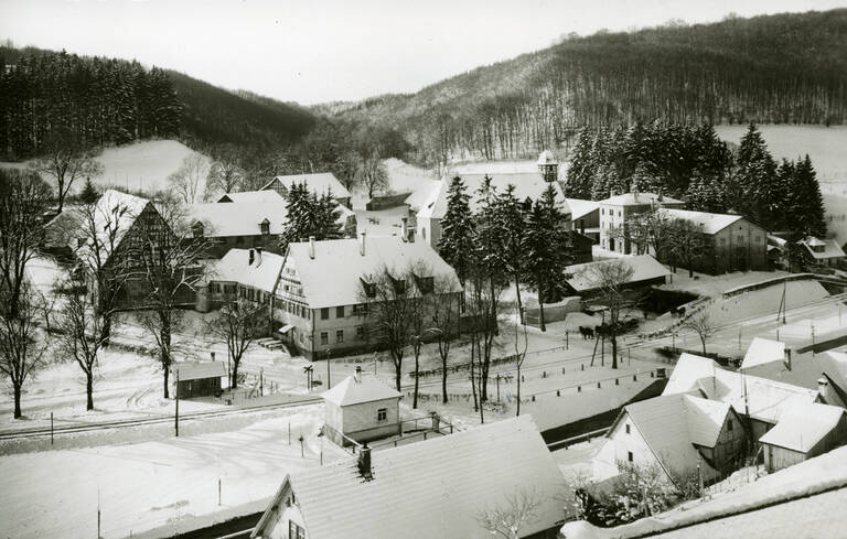 Historische Schwarzweißfotografie von Gomadingen-Offenhausen. Darauf zu sehen ist unter anderem der Gestütshof Offenhausen des Haupt- und Landgestüts Marbach und das Dominikanerinnenkloster Offenhausen.