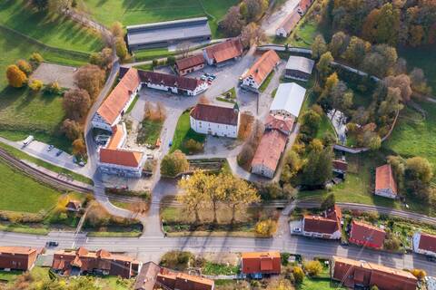 Luftbildaufnahme von Gomadingen-Offenhausen. Darauf zu sehen ist hauptsächlich der Gestütshof Offenhausen des Haupt- und Landgestüts Marbach und das Dominikanerinnenkloster Offenhausen.