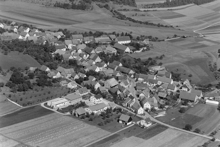 Historische Luftbildaufnahme von Hayingen-Ehestetten in Schwarz-weiß