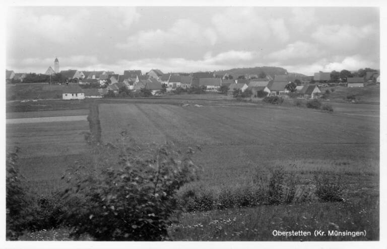 Historische Ortsfotografie von Hohenstein-Oberstetten in Schwarz-weiß. Es handelt sich um eine Ansichtskarte mit der Beschriftung "Oberstetten (Kr. Münsingen)" 