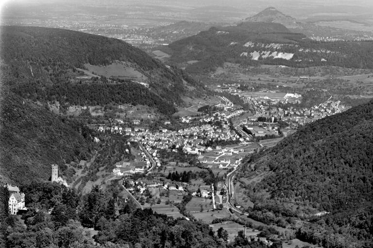 Historische Luftbildaufnahme von Lichtenstein-Unterhausen in Schwarz-weiß