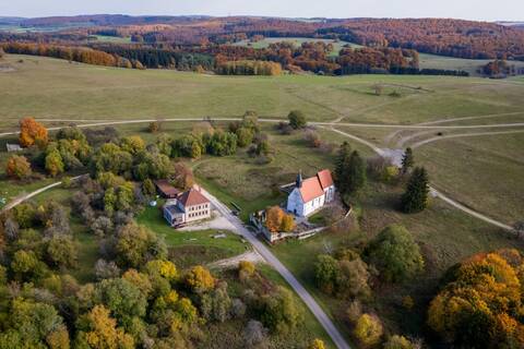 Luftbildaufnahme des heutigen Gebiets auf dem früher Münsingen-Gruorn lag. Zu sehen sind noch Kirche und Schulhaus Gruorns.