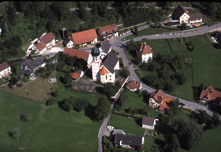 Historische Luftbildaufnahme von Münsingen-Bichishausen. Zu sehen ist vor allem die Kirche Sankt Gallus.