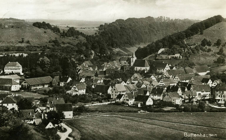 Historische Schwarzweißfotografie von Münsingen-Buttenhausen in Form einer Ansichtskarte. Unten rechts die Beschriftung "Buttenhausen".