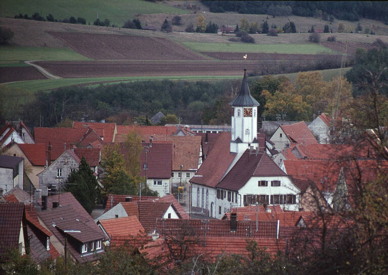 Historische Fotografie von Münsingen-Dottingen. Zu sehen ist vor allem die Evangelische Kirche Dottingen.