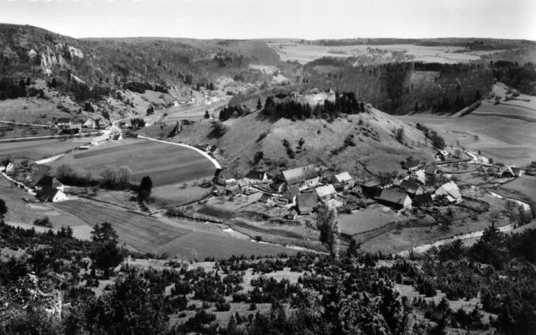 Historische Schwarzweißfotografie von Münsingen-Gundelfingen mit Ruine Niedergundelfingen. Auch zu sehen ist der Gasthof Wittstaig.