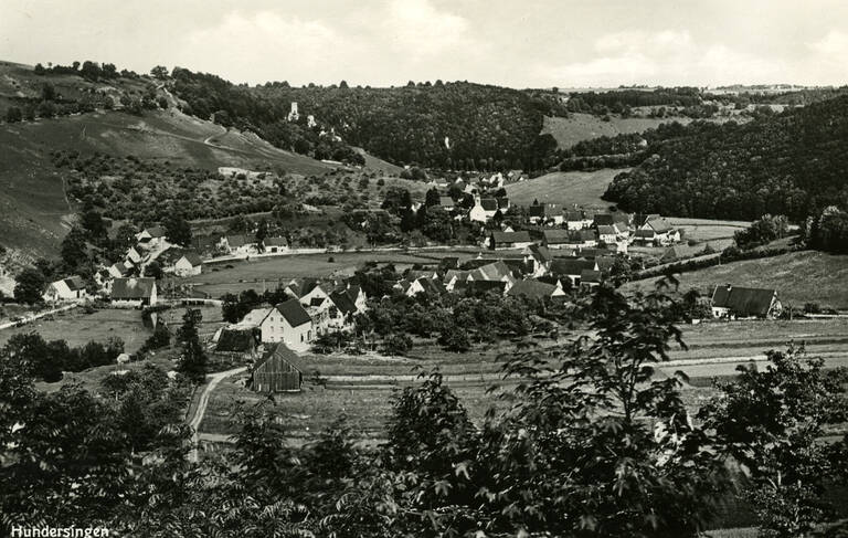 Historische Schwarzweißfotografie von Münsingen-Hundersingen in Form einer Ansichtskarte. Unten links die Aufschrift "Hundersingen".