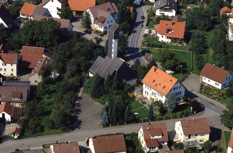 Historische Luftbildaufnahme von Pliezhausen-Gniebel. Darauf zu sehen ist hauptsächlich die Evangelische Kirche Gniebel.