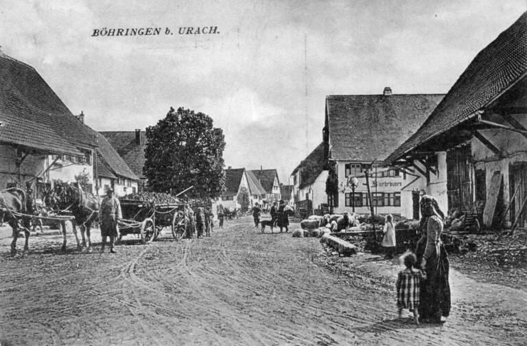 Historische Ansichtskarte von Römerstein-Böhringen in Schwarz-weiß. Abgebildet ist eine Dorfstraße. Oben die Aufschrift "BÖHRINGEN b. URACH".