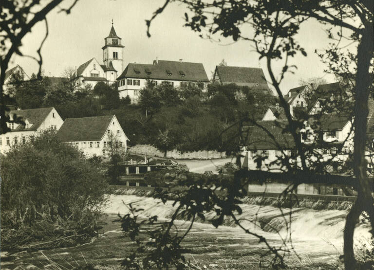 Historische Schwarzweißfotografie von Reutlingen-Mittelstadt. Zu sehen ist unter anderem die Martinskirche Mittelstadt sowie der Neckar.