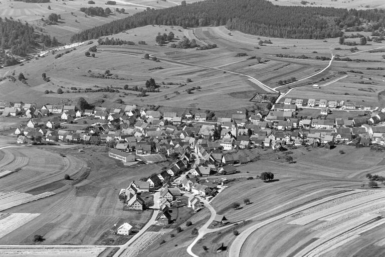 Historische Luftbildaufnahme von Sonnenbühl-Erpfingen in Schwarz-weiß