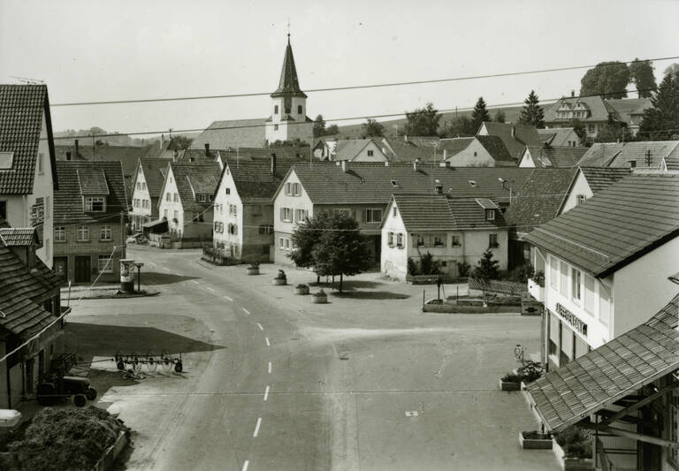 Historische Schwarzweißfotografie einer Straße in Sonnenbühl-Undingen