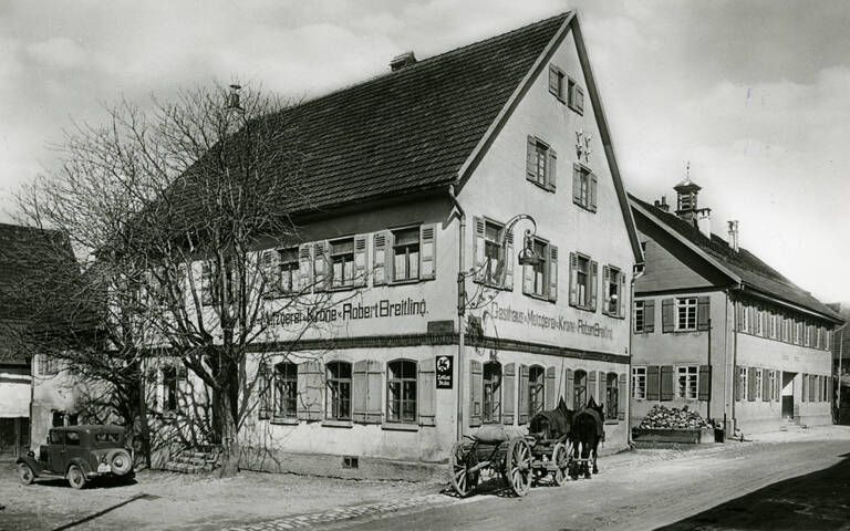 Historische Schwarzweißfotografie von Gasthaus und Metzgerei zur Krone von Robert Breitling in Sonnenbühl-Willmandingen