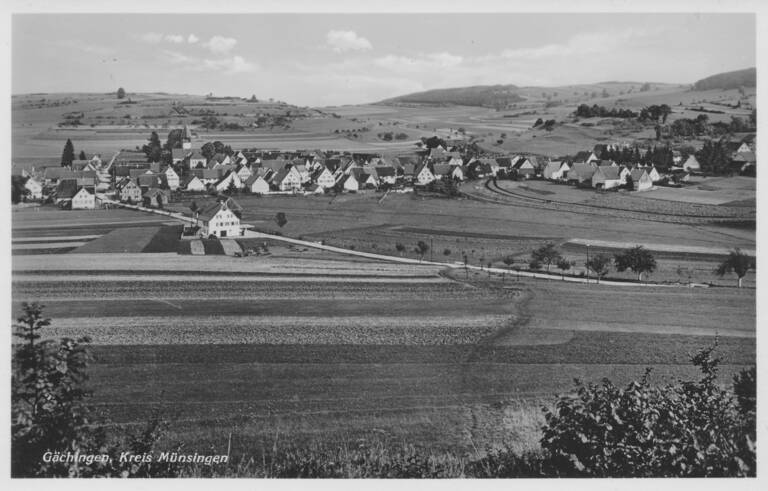 Historische Schwarzweißfotografie von St. Johann-Gächingen