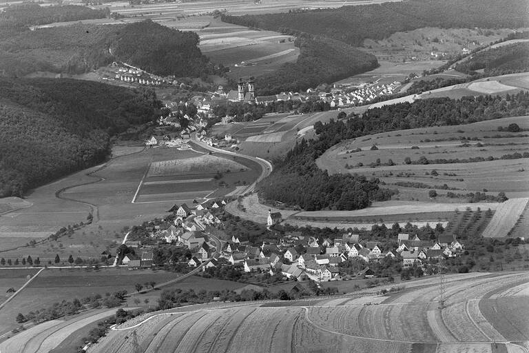 Schwarz-weiß-Fotografie von Zwiefalten-Baach aus der Luft